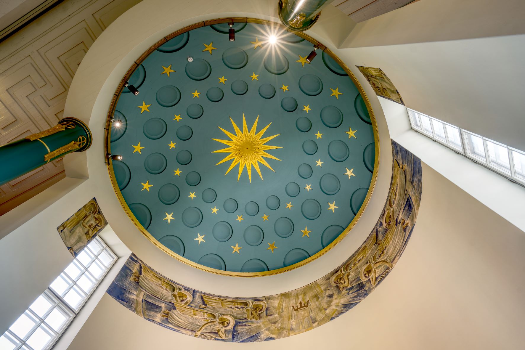Kuvassa on Töölön kirkon kupolin maalaus Betlehemin tähti.