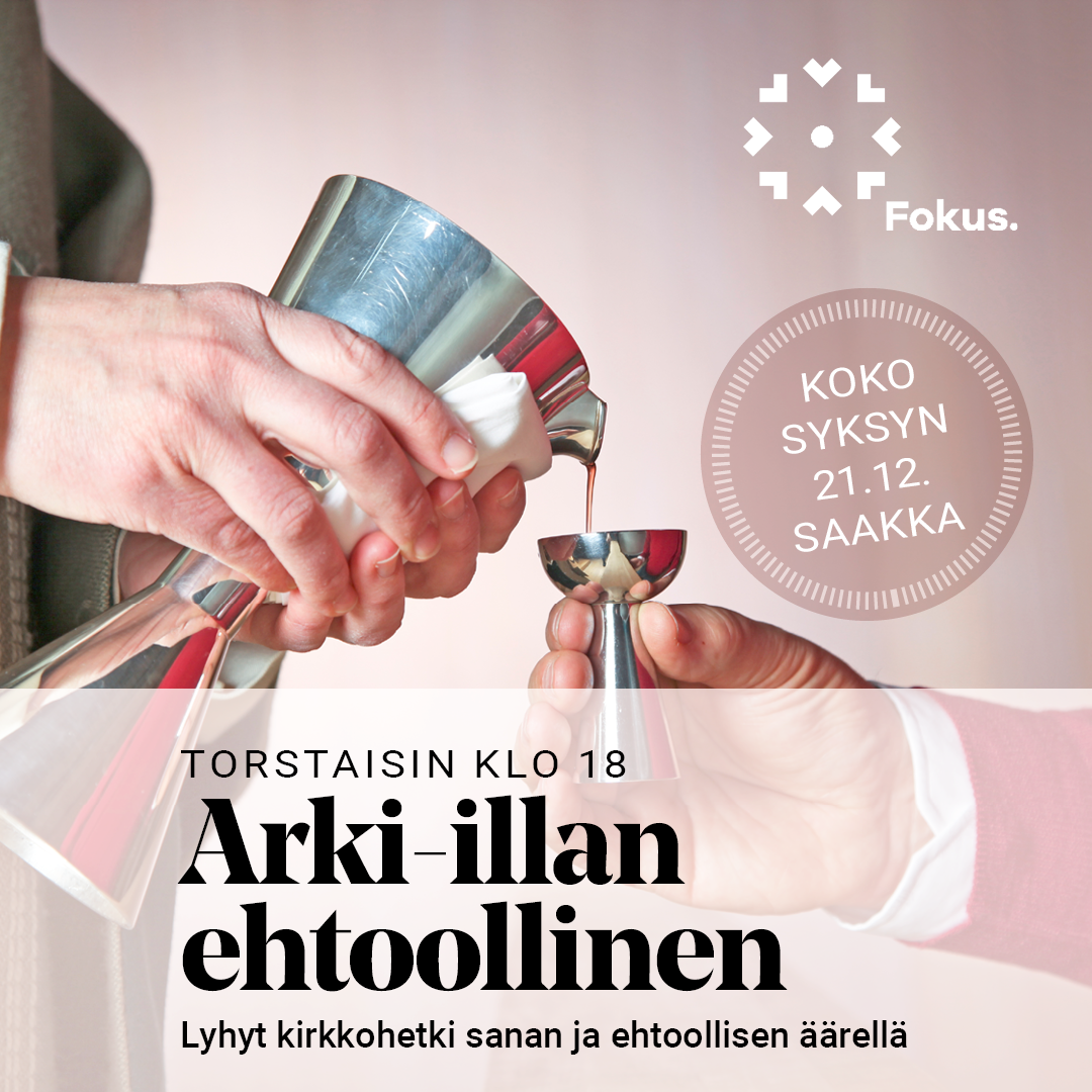 Kuvassa ehtoollismalja, josta kaadetaan viiniä.