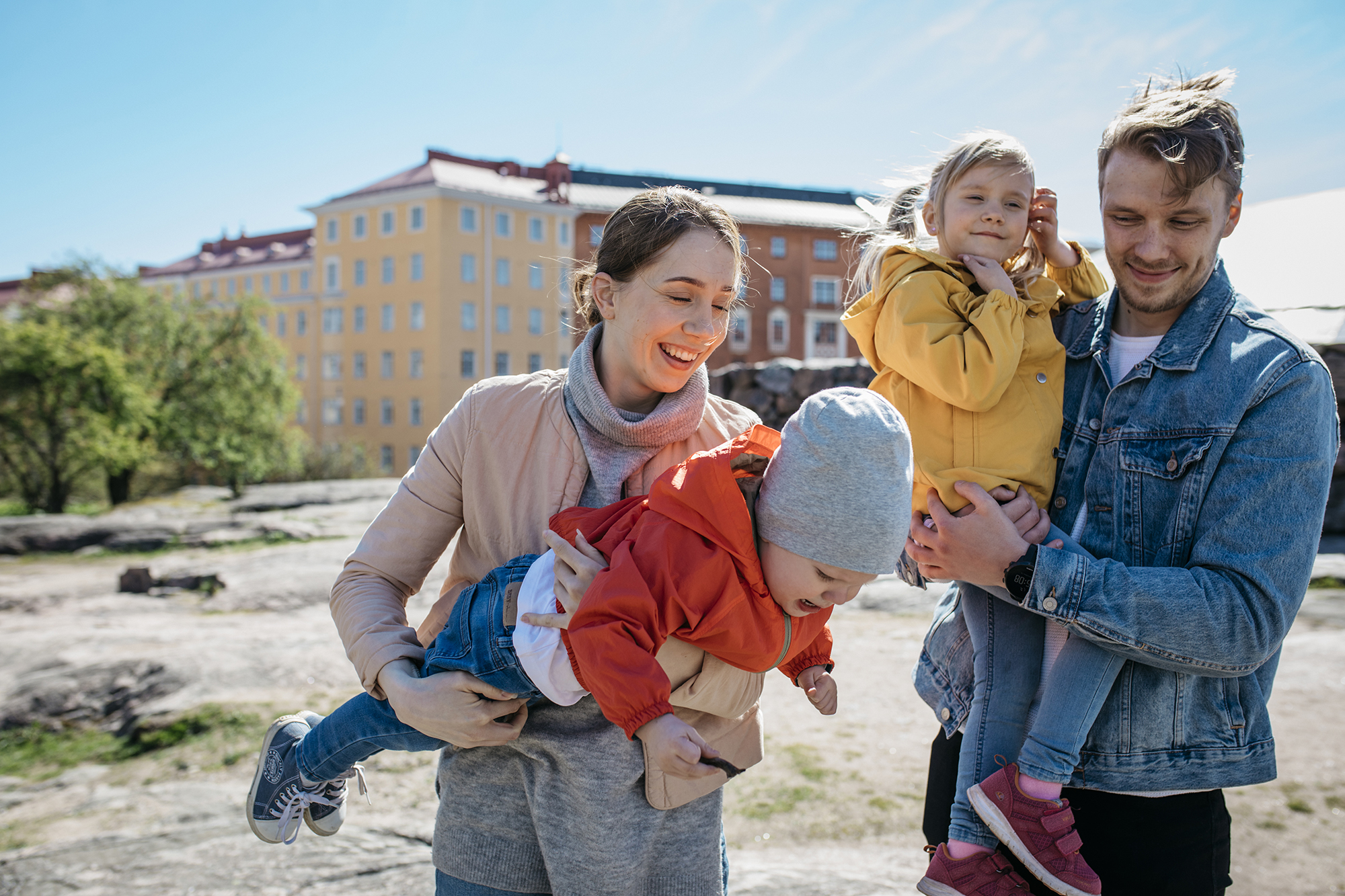 Töölön kirkon kesäkerho II Lapsiperhe aurinkoisena päivänä Temppeliaukion kirkon kalliolla.