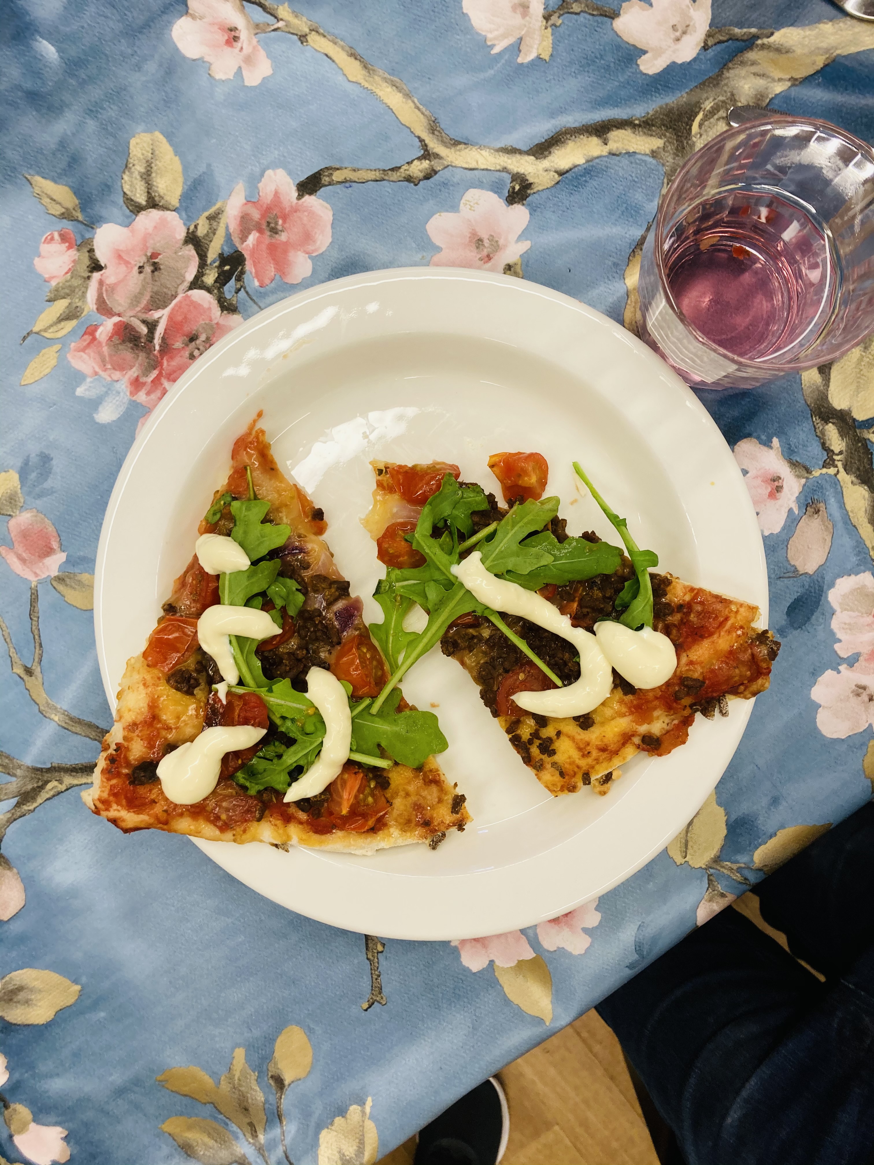 Kuvassa lautasen päällä kaksi pizzapalaa