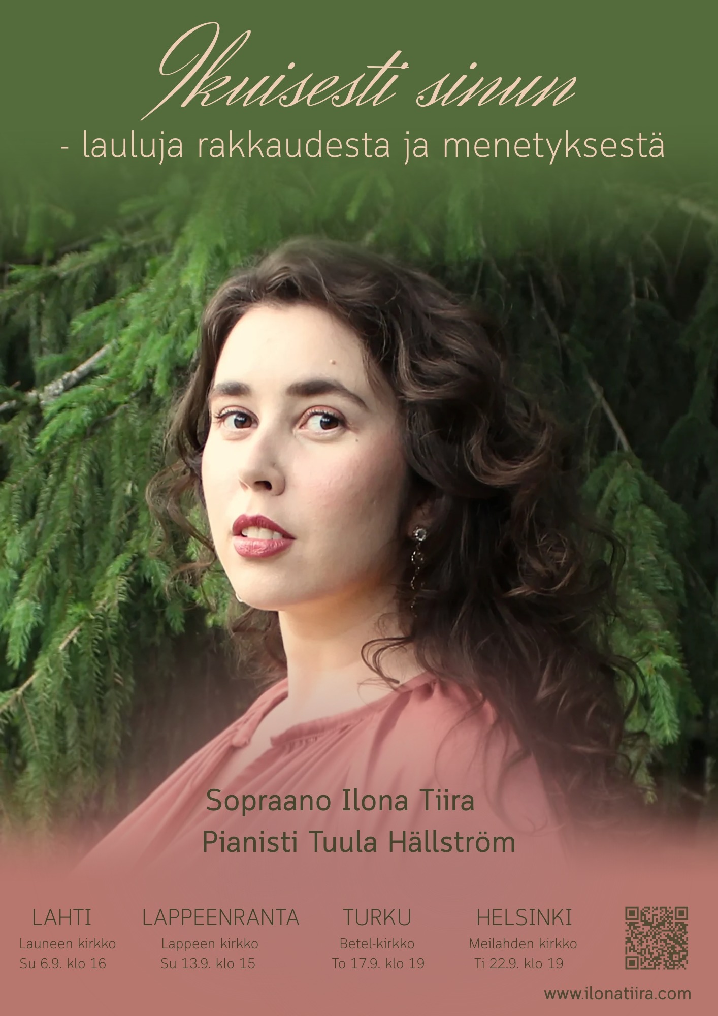 Laulaja Ilona Tiira kuusen katveessa