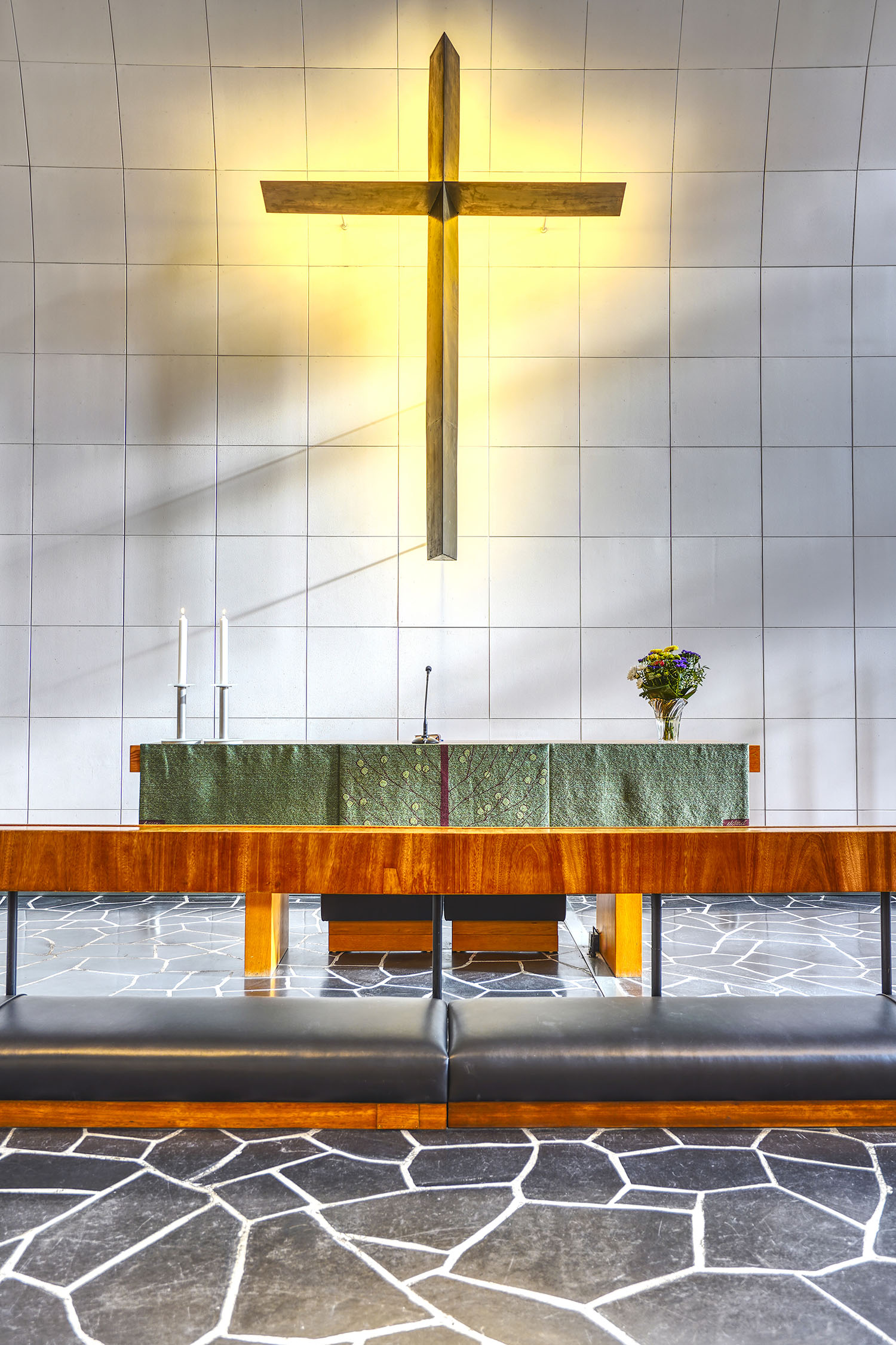 Meilahden kirkon alttarin kuva, jossa näkyy risti