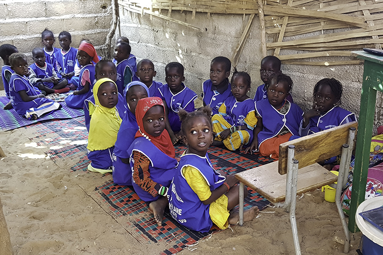 Temppeliaukion kirkon sanajumalanpalvelus YouTubessa Senegalilaisia lapsia esikoulussa
