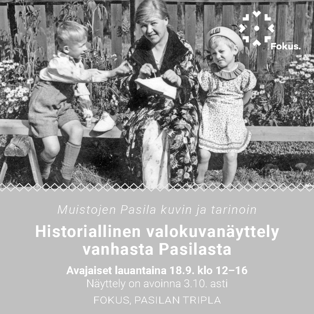 Muistojen Pasila kuvin ja tarinoin mustavalkoisessa kuvassa nainen ja hänen molemmilla puolillaan istumassa lapset.
