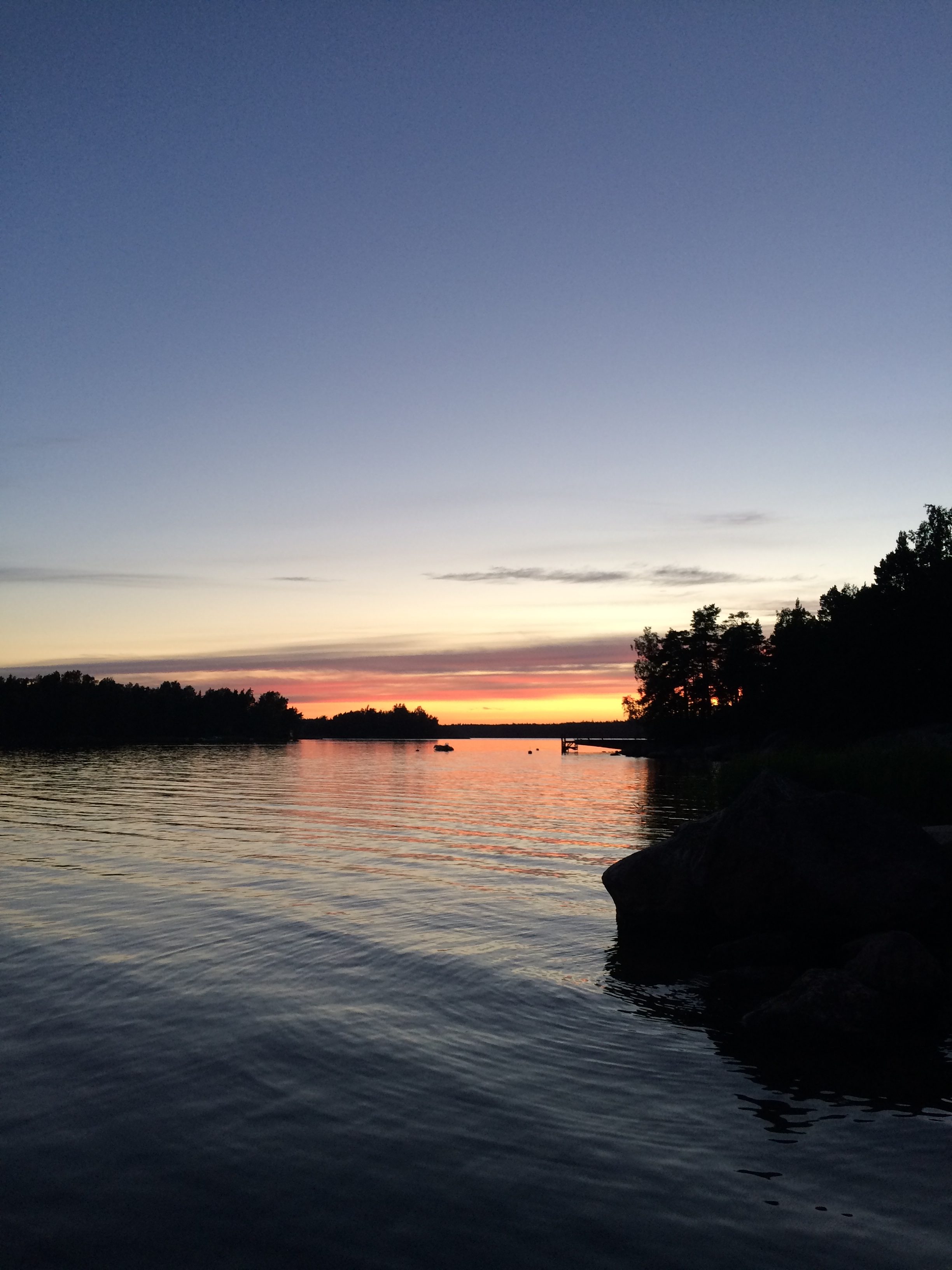 Kuvassa järvimaisema auringonlaskun aikaan