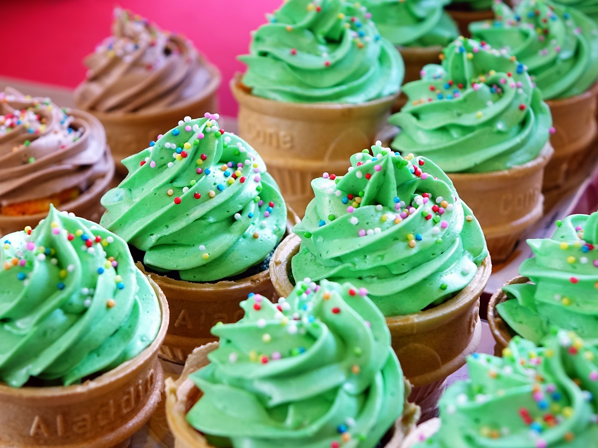 Isänpäivä leivontakurssi Kuvassa monta kuorrutettua cupcakeja.