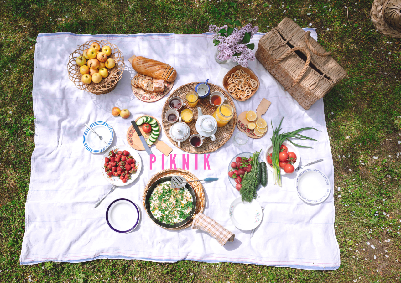 Kuvassa piknikliinalle on aseteltu erilaisia ruokia