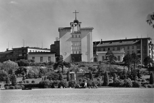 Mustavalkoinen valokuva Töölön kirkosta noin 1950–1960-luvulta.