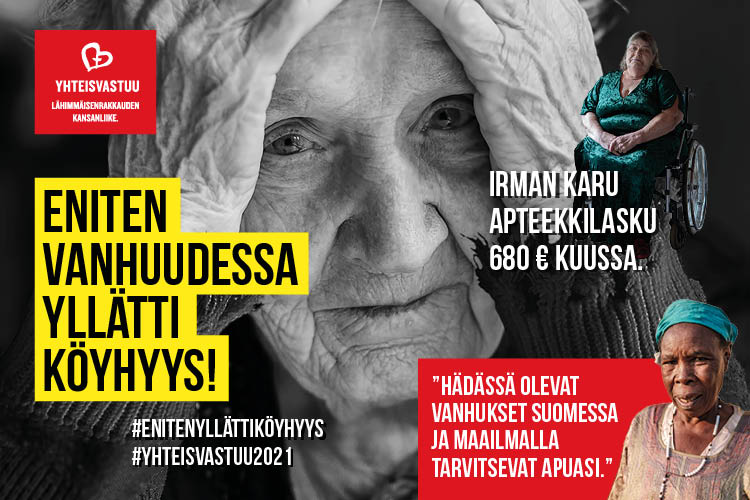 Mustavalkoinen valokuva naispuolisesta vanhuksesta, joka nojaa kyynärvarsillaan pöytään ja pitelee käsillää...