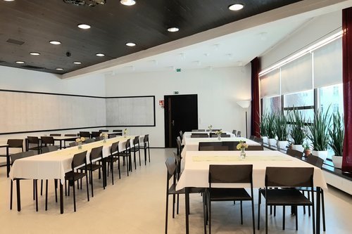 Temppeliaukion kirkon seurakuntasali Temppeliaukion kirkon seurakuntasali valkoisine pöytäliinoineen.