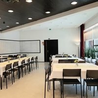Temppeliaukion kirkon seurakuntasali Temppeliaukion kirkon seurakuntasali valkoisine pöytäliinoineen.