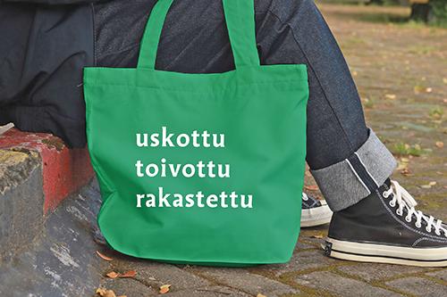 Vihreässä kassissa teksti: uskottu, toivottu, rakastettu